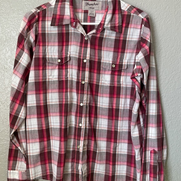 Wrangler Tops - ❤️ Wrangler Women's Plaid Shirt ❤️